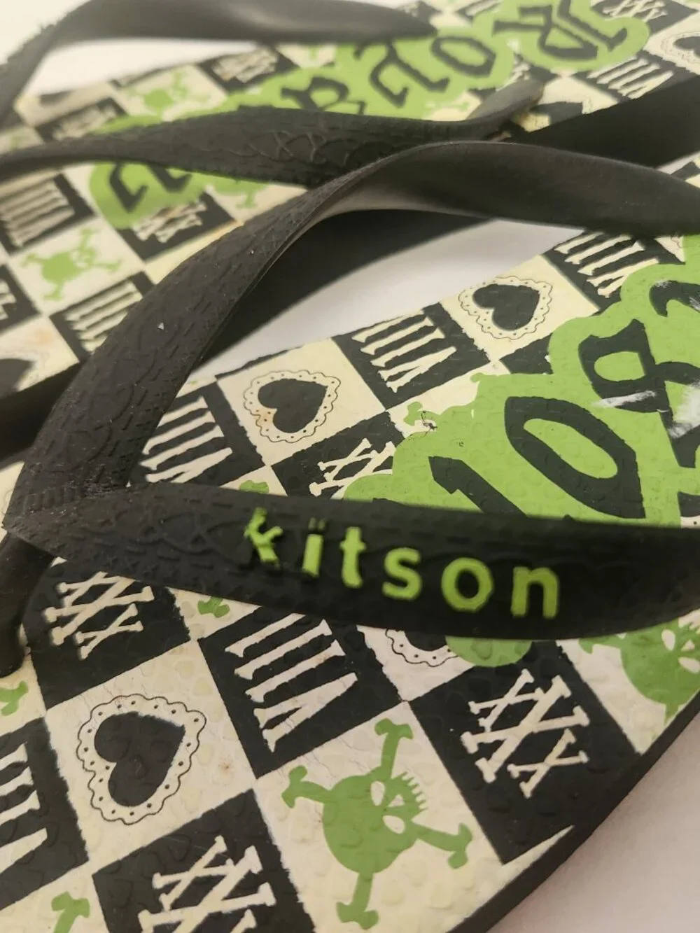 Kitson flip flops 10 men's Royalty print black green